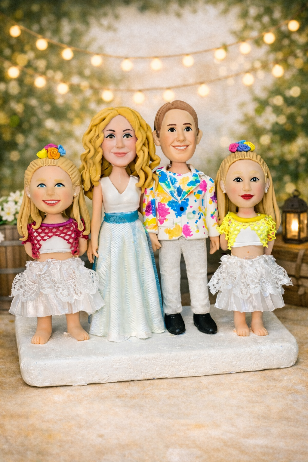 Figura personalizada de familia con padres y dos hijos estilo caricatura hecha a mano como regalo familiar personalizado