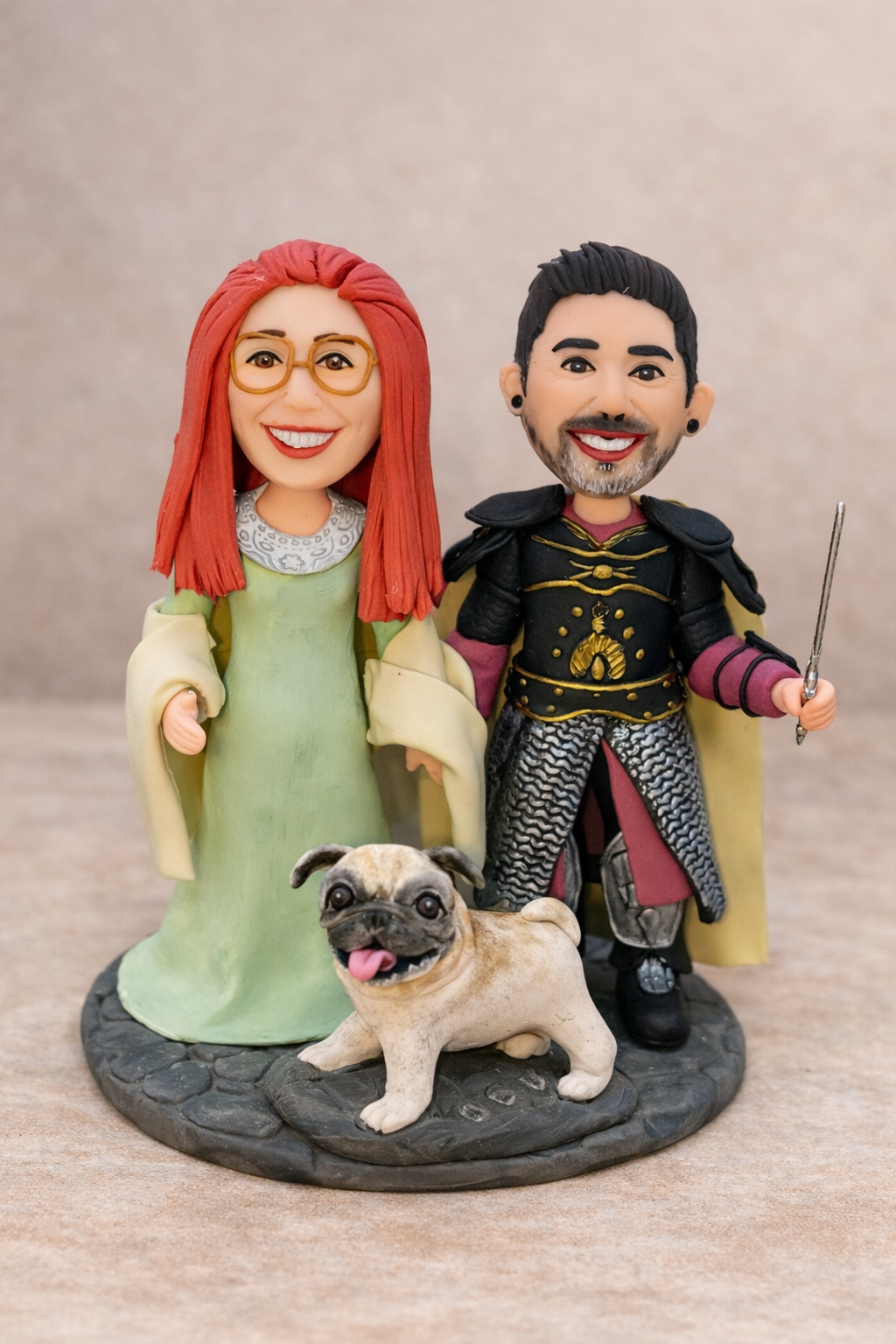Figura personalizada de boda temática magia con pareja caracterizada como magos y perro pug creada a partir de fotografías reales