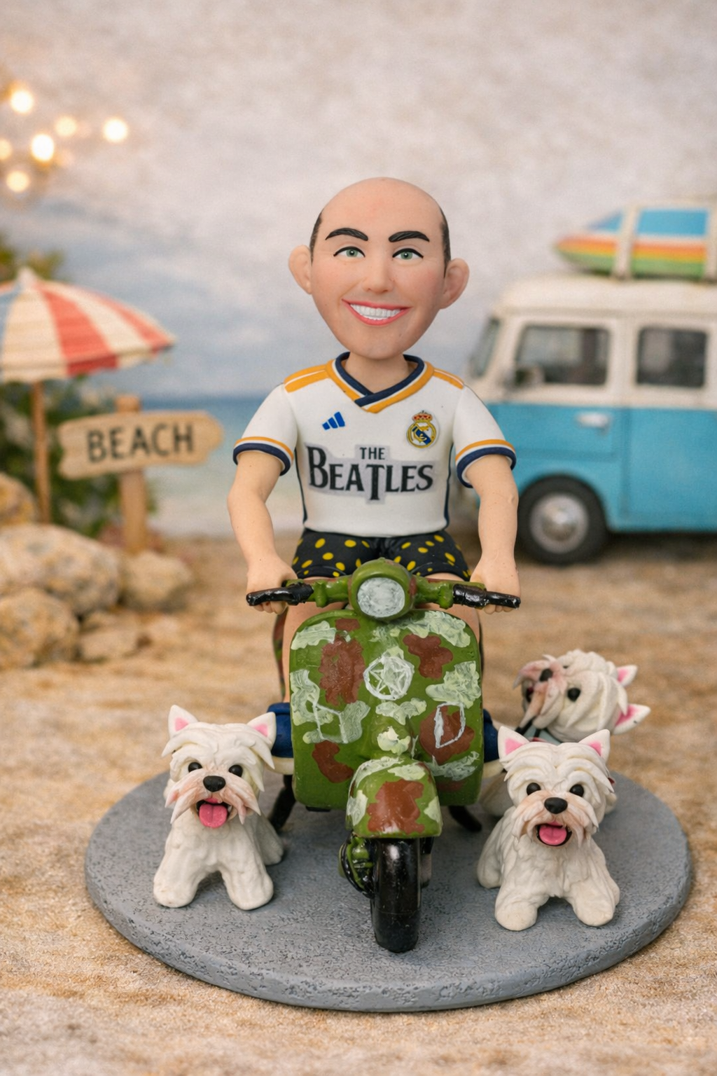 Figura personalizada con moto Vespa y mascotas hecha a mano, caricatura personalizada con perros y scooter vintage