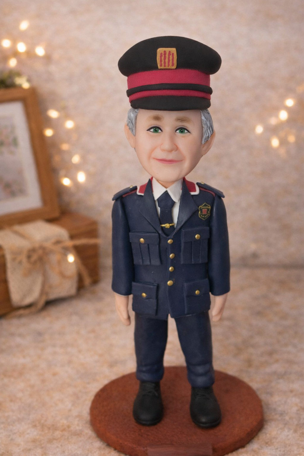 Figura personalizada de policía hecha a mano, regalo personalizado para policía en porcelana fría