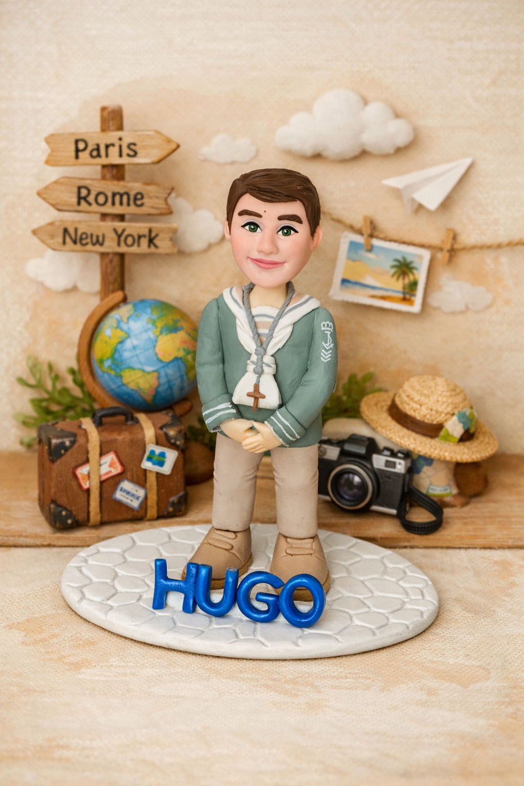 Figura personalizada de comunión niño temática viajero hecha a mano con maletas, cámara y decoración de viajes
