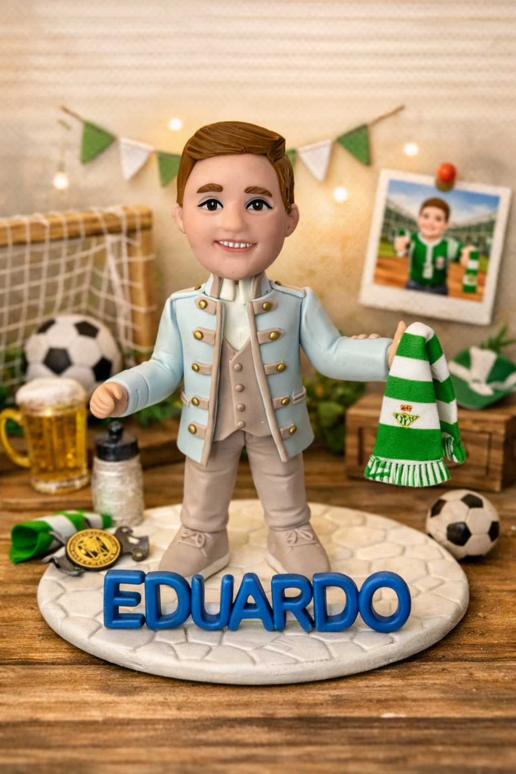 Figura personalizada de niño de comunión estilo caricatura con temática fútbol y bufanda de equipo, recuerdo original de primera comunión hecho a mano
