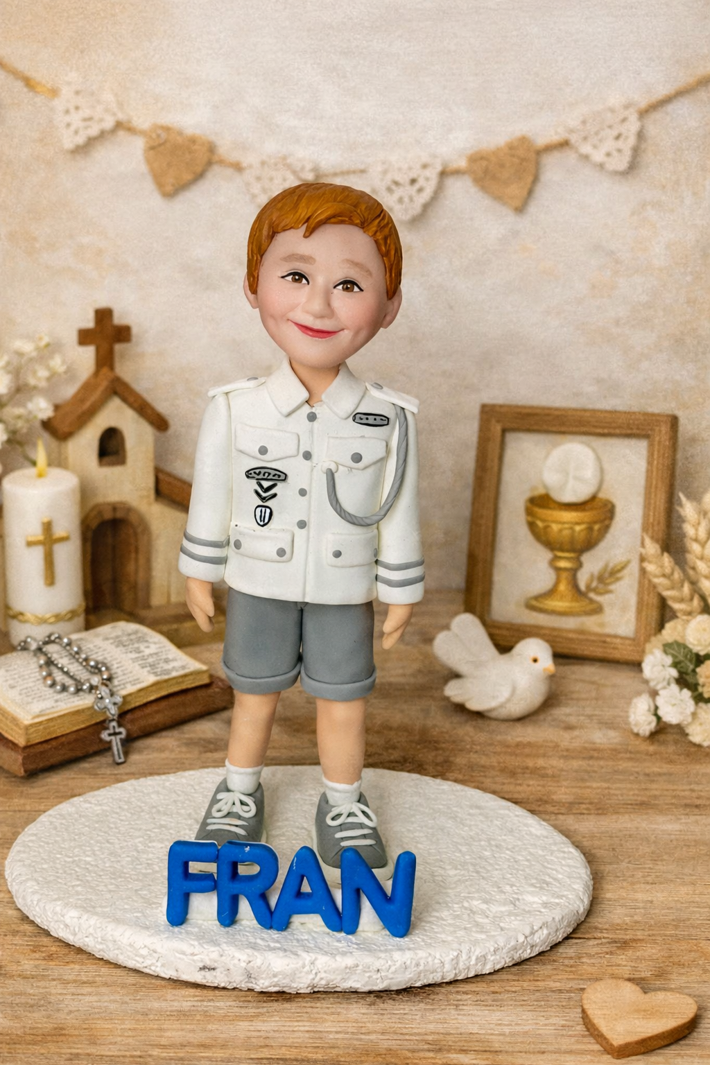Figura personalizada de niño para comunión en estilo caricatura realizada a mano a partir de fotografías reales