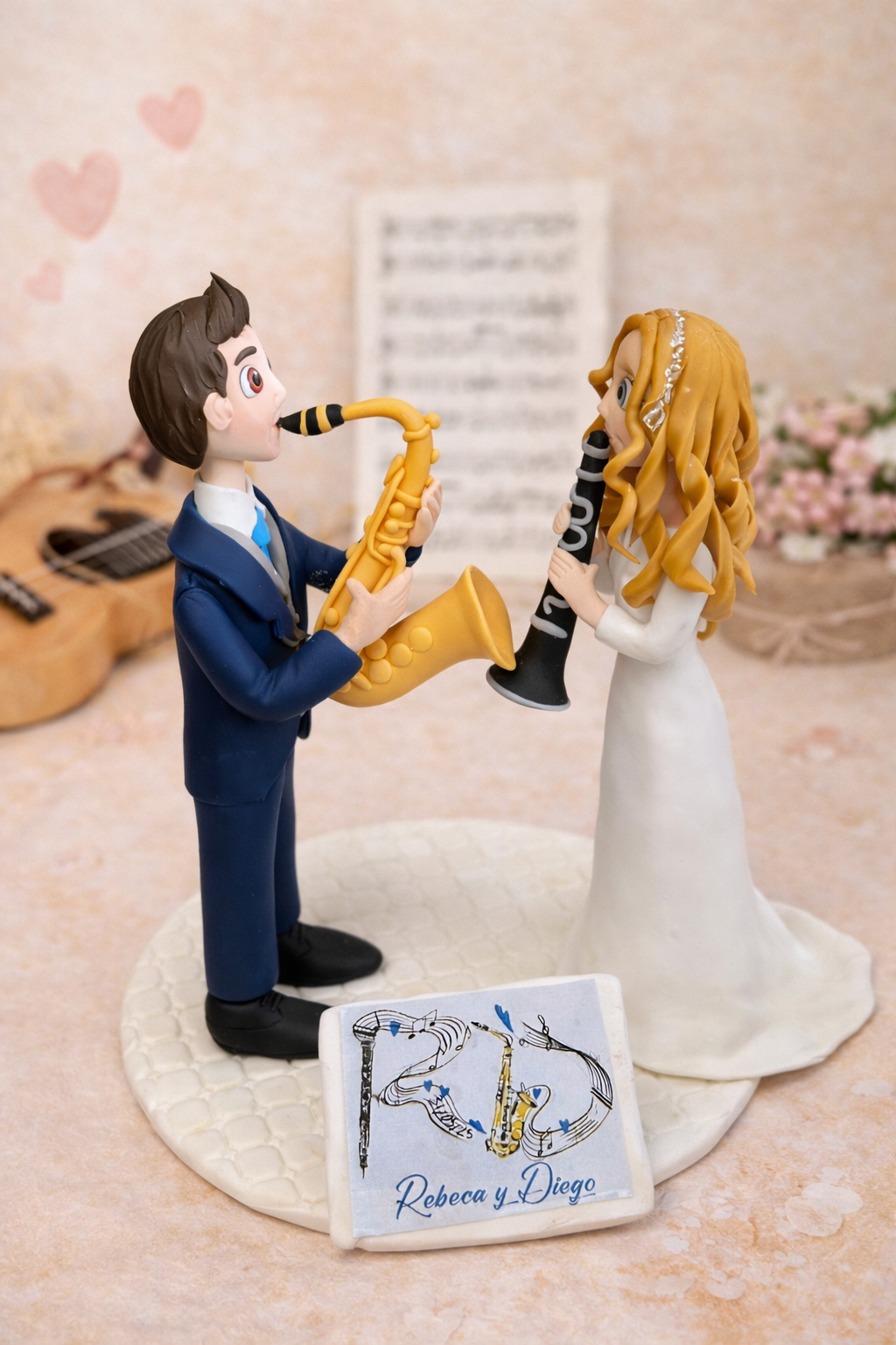 Figura personalizada de pareja de novios músicos con saxofón estilo caricatura hecha a mano para boda