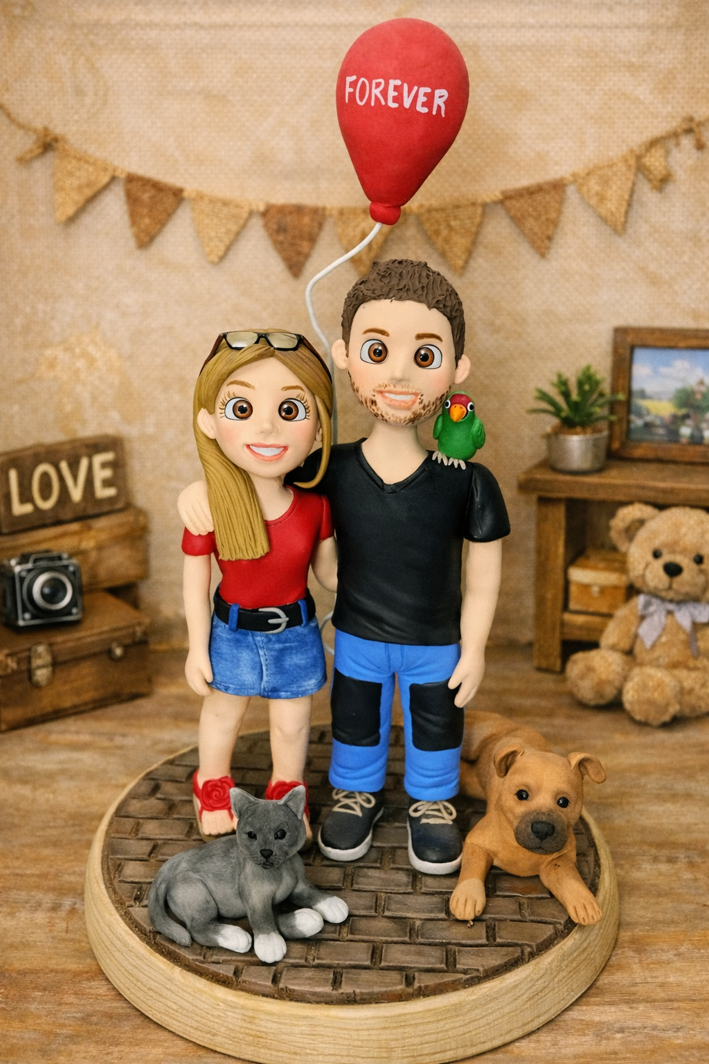 Figura personalizada de pareja estilo caricatura con perro y gato y globo romántico hecha a mano
