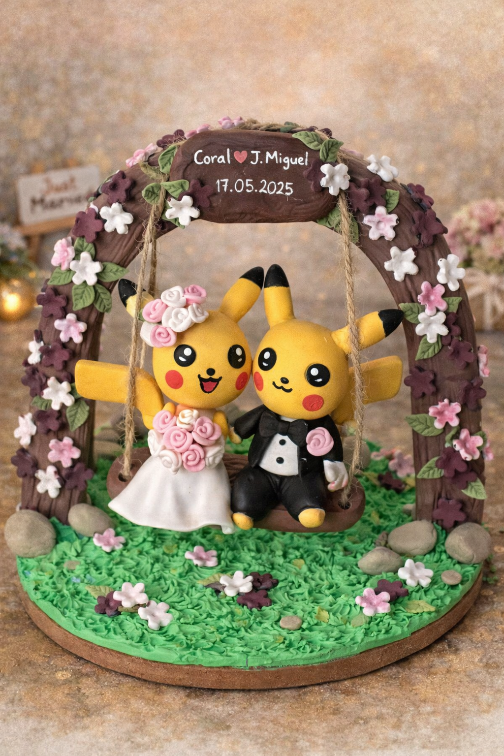 figura personalizada de boda inspirada en personajes eléctricos estilo anime como topper de pastel hecha a mano