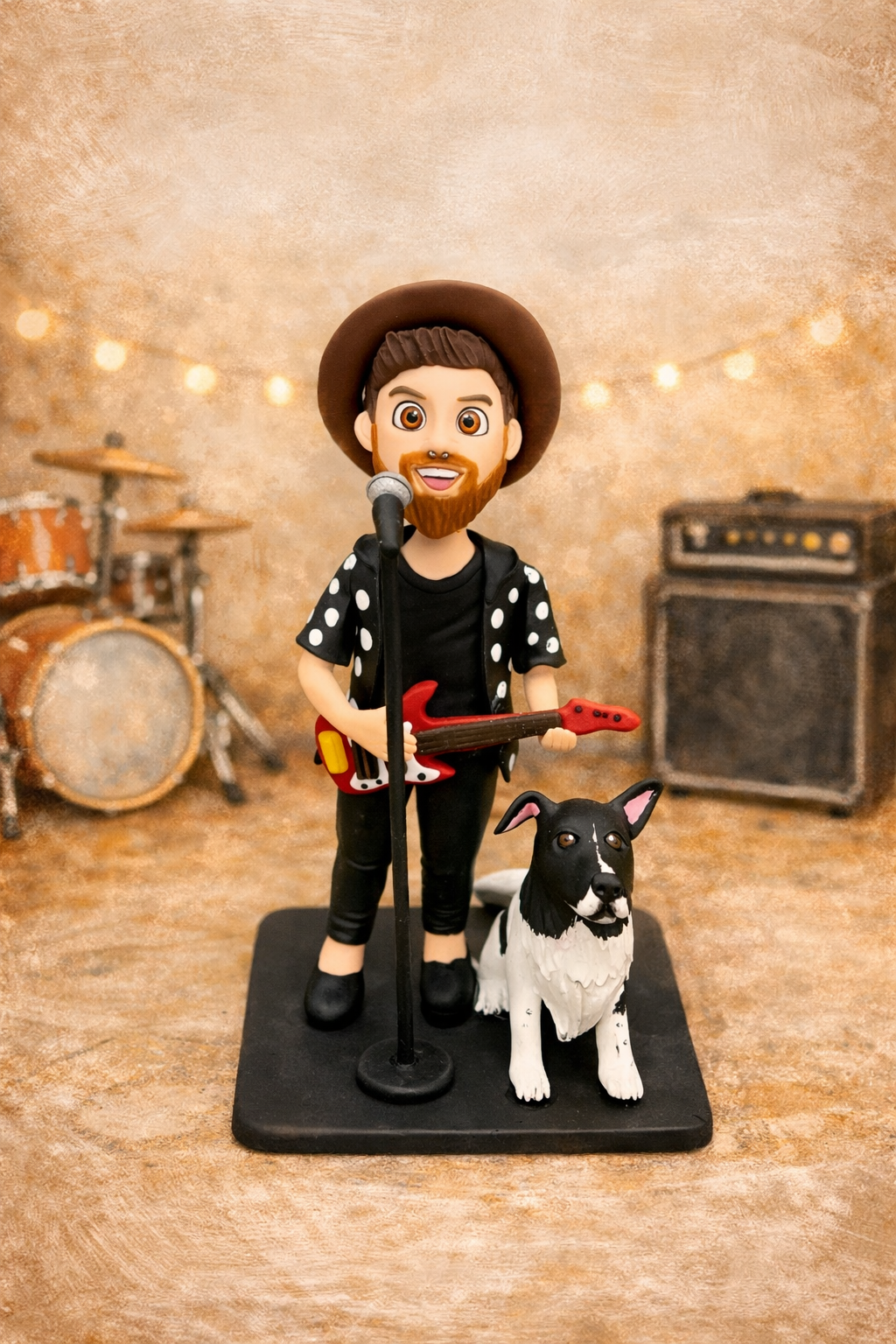 Figura personalizada de músico con guitarra y mascota perro hecha a mano en porcelana fría