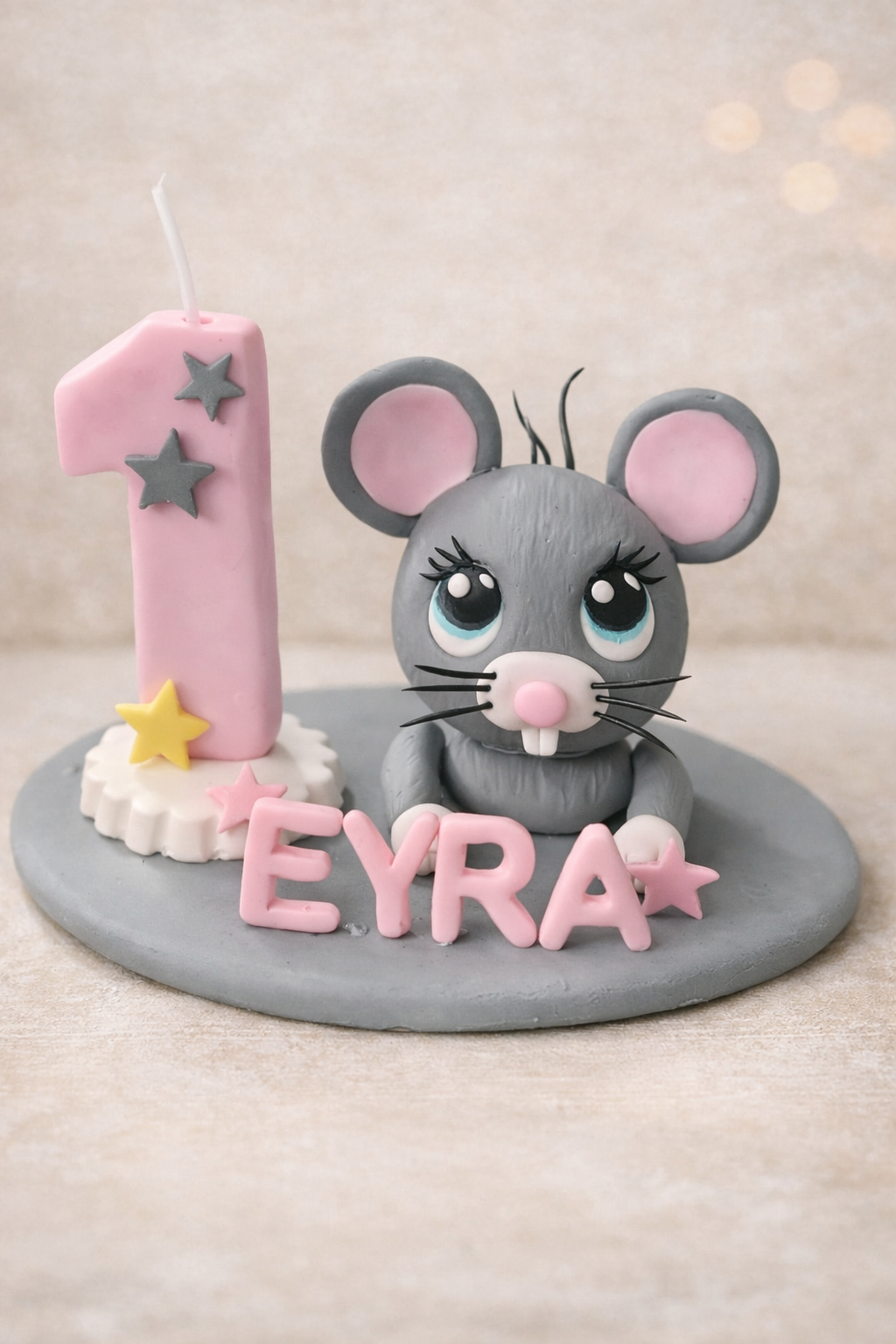 Figura personalizada de ratoncito para primer cumpleaños infantil hecha a mano en porcelana fría