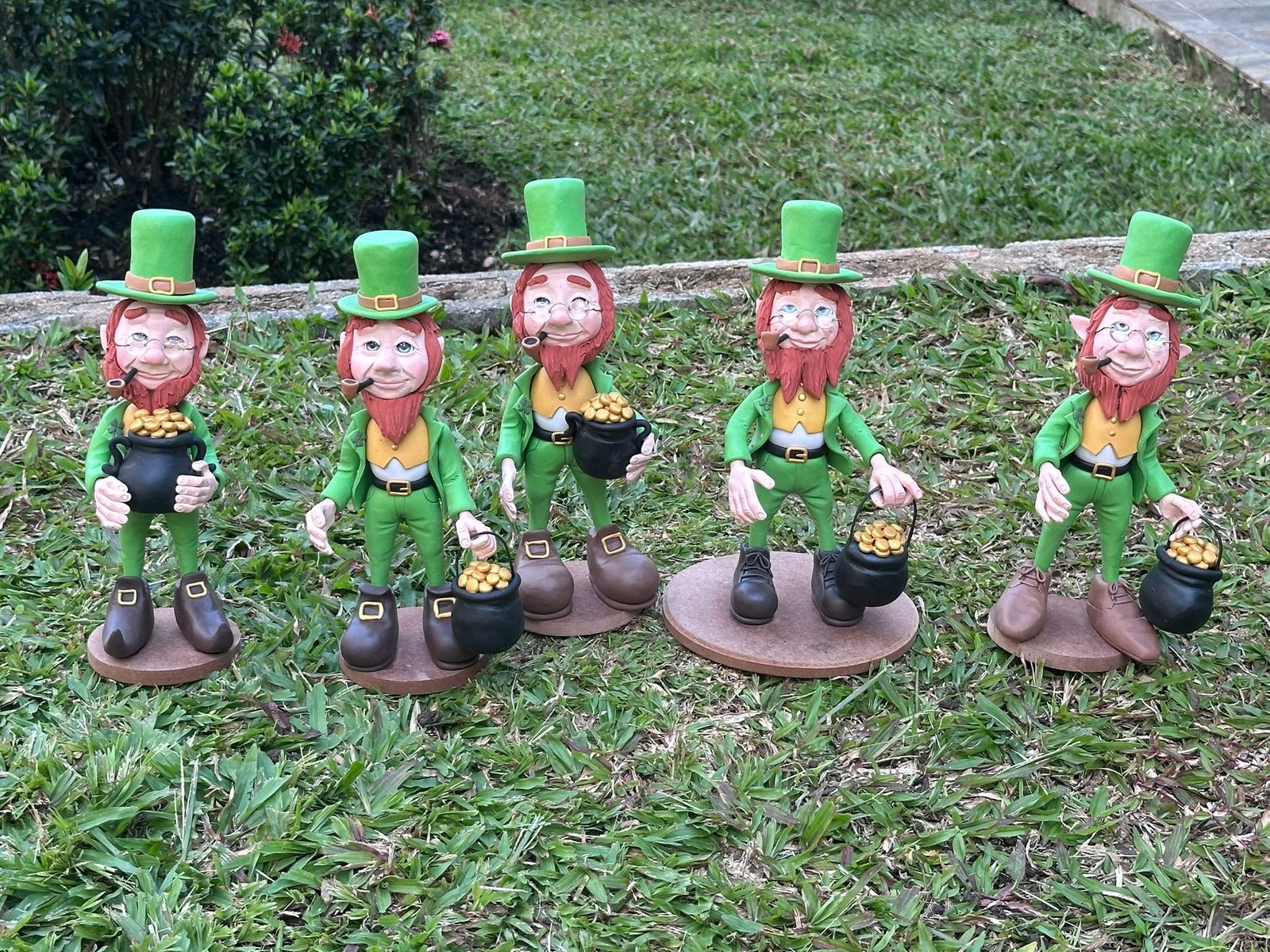 Figuras personalizadas de duendes de la suerte hechas a mano para decoración y cumpleaños temáticos